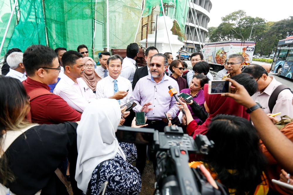 Penang state exco Jagdeep Singh Deo speaks to reporters at Lebuh Light, George Town September 26, 2019. u00e2u20acu201d Picture by Sayuti Zainudin