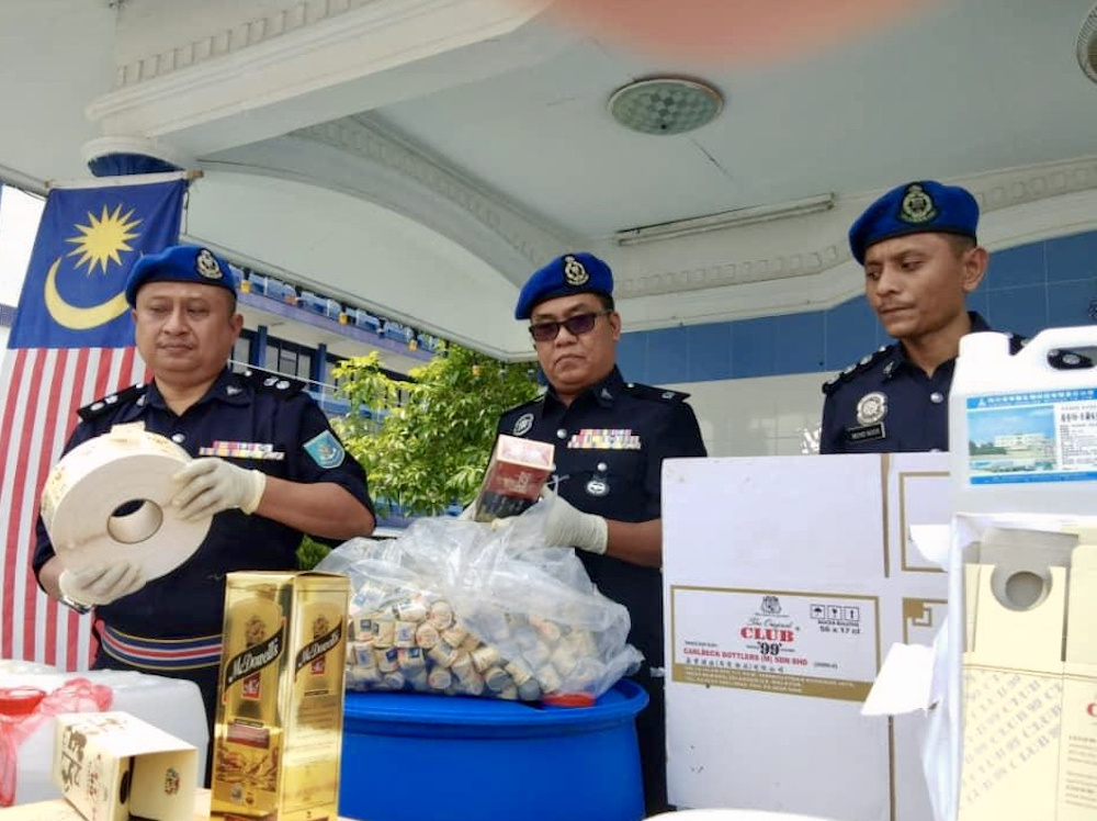 Marine police (Region Two) deputy commander Superintendent Noor Azman Jamal (left) with the seized items at the Region Two marine police base in Tampoi, Johor Baru September 4, 2019. u00e2u20acu201d Picture by Ben Tan