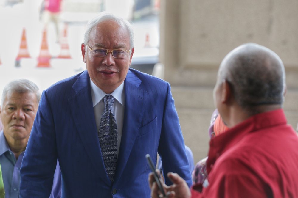 Datuk Seri Najib Razak arrives at the Kuala Lumpur Courts Complex September 30, 2019. — Picture by Ahmad Zamzahuri