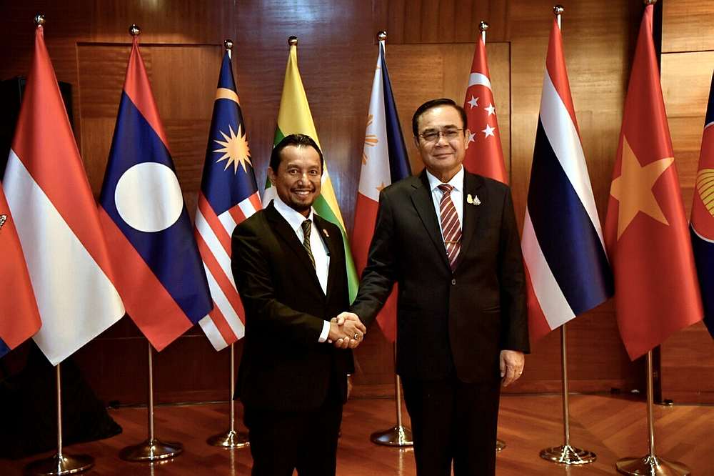 Ministry of International Trade and Industry (Miti) Secretary General Datuk Lokman Hakim (left) with Thailand's Prime Minister General Prayuth Chan-o-cha in Bangkok September 6, 2019. u00e2u20acu201d Bernama 