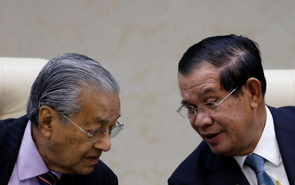 Malaysia's Prime Minister Tun Dr Mahathir Mohamad and his Cambodian counterpart Hun Sen attend a signing ceremony at the Peace Palace in Phnom Penh September 3, 2019.u00e2u20acu201d Reuters pic