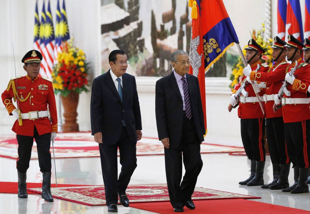 Malaysia's Prime Minister Tun Dr Mahathir Mohamad accompanied by his Cambodian counterpart Hun Sen inspect an honour guard at the Peace Palace in Phnom Penh September 3, 2019.  u00e2u20acu201d Reuters pic