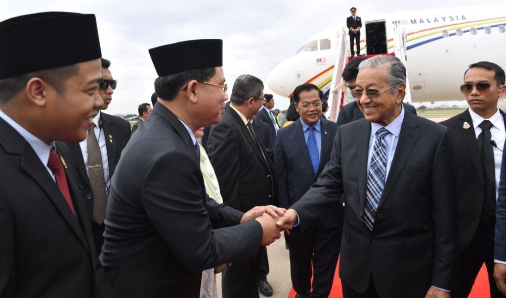 Dr Mahathir is greeted by Cambodian officials on his arrival at the Phnom Penh International Airport September 2, 2019. u00e2u20acu201d Picture via Twitter
