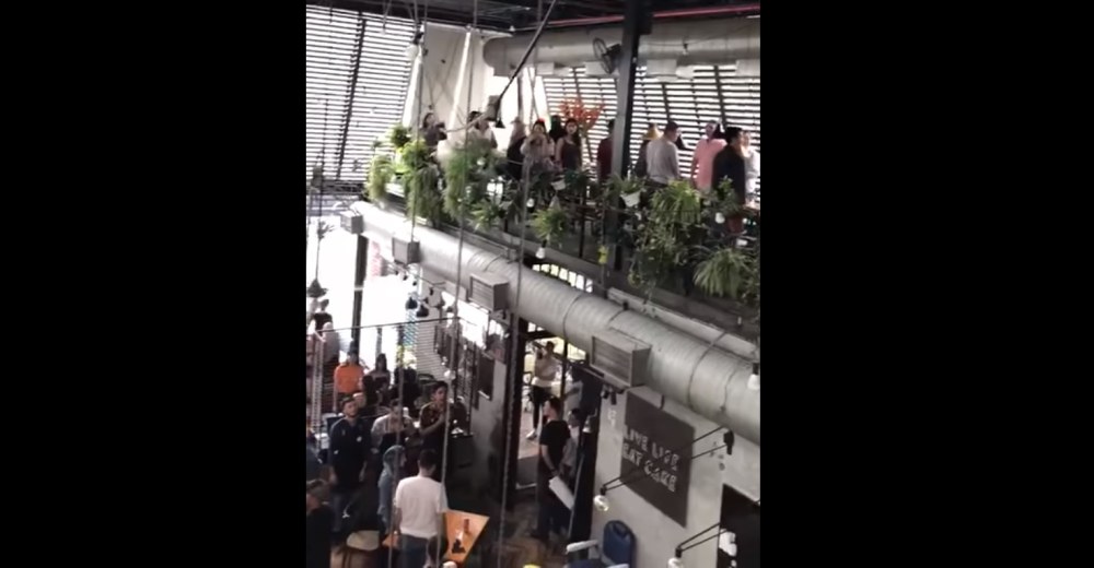 Customers at the restaurant stood up when the National Anthem was played. u00e2u20acu2022 Screengrab via Facebook/Che Zulkefli