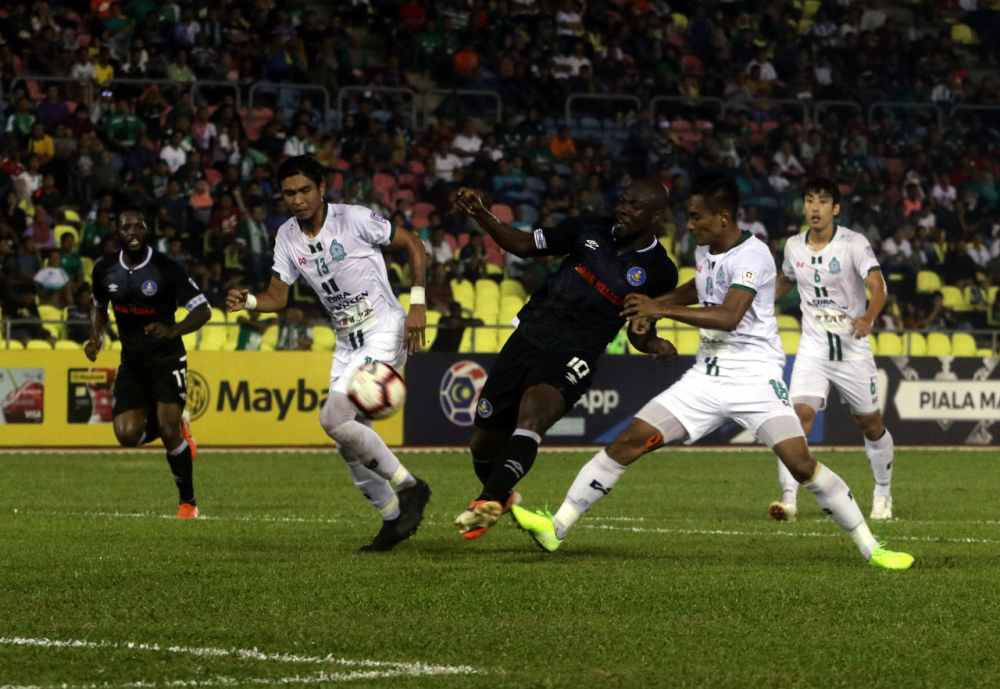 Pahangu00e2u20acu2122s Dickson Nwakaeme (third right) tries to score a goal in last nightu00e2u20acu2122s match against Melaka United, September 23, 2019. u00e2u20acu2022 Bernama pic 