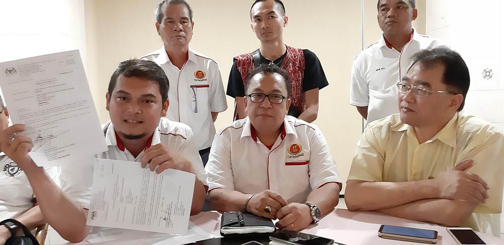 PBDSB secretary general Julius Enchana (showing the the show-cause letter) with party president Bobby anak William (centre) and Dominique Ng at the press conference, September 28, 2019. u00e2u20acu201d Picture by Sulok Tawie