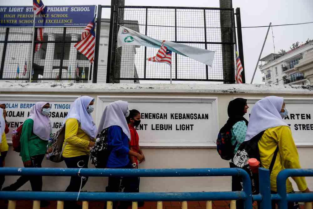 Students cover their faces with masks outside a school in George Town September 18, 2019. u00e2u20acu2022 Picture by Sayuti Zainudin 