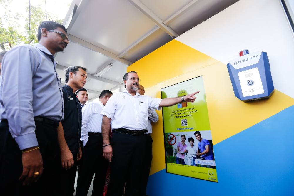 Penang State Exco Jagdeep Singh Deo (right) with the Mayor of MBPP Datuk Yew Tung Seang (centre) officiate the pioneer project of the Smart Bus Stop at Sungai Dua September 5, 2019. u00e2u20acu2022 Picture by Sayuti Zainudin