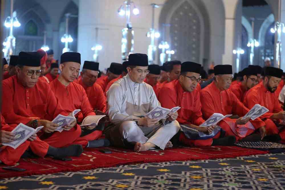 Datuk Seri Azmin Ali joins the prayer and yasin recitation event commemmorating Parti Pribumi Bersatu Malaysiau00e2u20acu2122s third anniversary, September 12, 2019. u00e2u20acu2022 Picture by Yusof Mat Isa