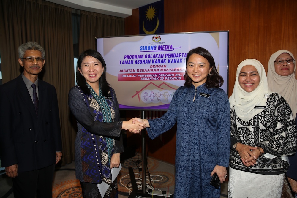 Hannah Yeoh and Yeo Bee Yin attend a press conference on an electricity discount for Taman Asuhan Kanak-Kanak (TASKA) in Putrajaya September 26, 2019. u00e2u20acu201d Picture by Choo Choy May