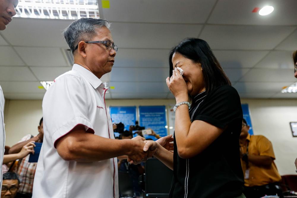 Deputy Health Minister Dr Lee Boon Chye (left) meets Vivian Teoh (right), the mother of the late Carmen Yee who died of tuberculosis at the Penang General Hospital, September 17, 2019.