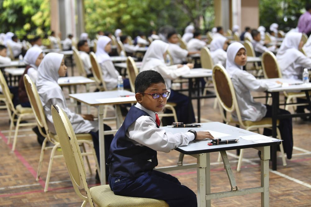 Murid Sekolah Kebangsaan Putrajaya Presint 8 (1) siap sedia untuk menduduki peperiksaan UPSR. SK Mekasar di Kelantan menawarkan tiket penerbangan percuma kepada pelajarnya yang berjaya 6A dalam UPSR nanti. u00e2u20acu201d Foto Bernama