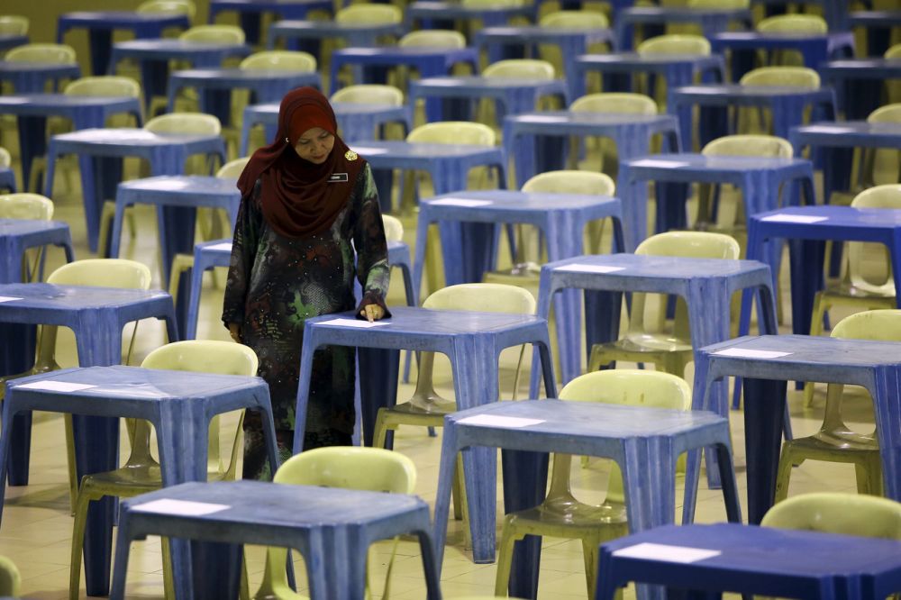105 calon UPSR di Jasin yang tejejas dengan pencemaran gas ammonia akan mengambil peperiksaan di sekolah lain. u00e2u20acu201d Foto Bernama 