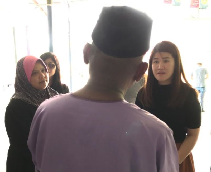 Vivian Wong (right) and SAGA manager Zarina Yahya speak to Amir. u00e2u20acu201d Picture courtesy of The Malaysian AIDS Foundation