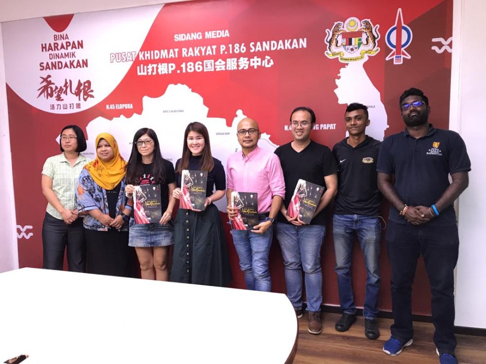 Vivian Wong (centre) poses for a photo with members of the media, Sabah Aids Awareness Group Association (SAGA) and Malaysian AIDS Foundation (MAF) at her office in Sandakan. — Picture courtesy of Malaysian AIDS Foundation