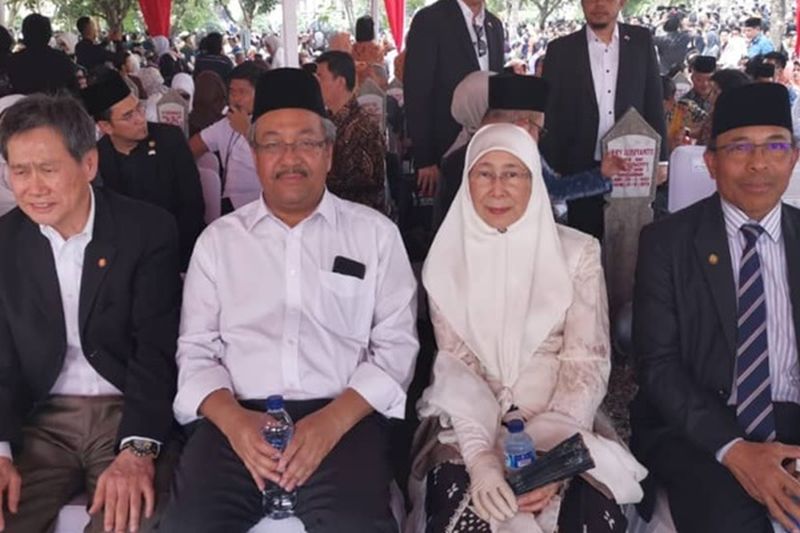 Datuk Seri Dr Wan Azizah Wan Ismail (second right) at former Indonesian president BJ Habibieu00e2u20acu2122s funeral at the Kalibata Heroes Cemetery in Jakarta. u00e2u20acu2022 Picture via Twitter/bernamadotcom