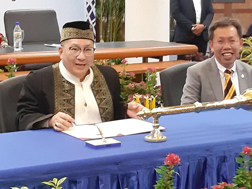 Datuk Wee Hong Seng signing his letter of appointment after taking his oath of office in a simple ceremony, witnessed by Local Government and Housing Datuk Dr Sim Kui Hian (right), September 3, 2019. u00e2u20acu201d Picture by Sulok Tawie