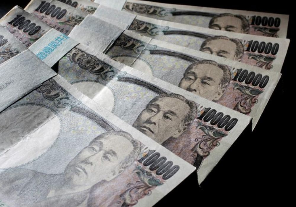 Illustrative picture shows Japanese 10,000 yen bank notes spread out at an office of World Currency Shop in Tokyo, August 9, 2010. u00e2u20acu201d Reuters pic