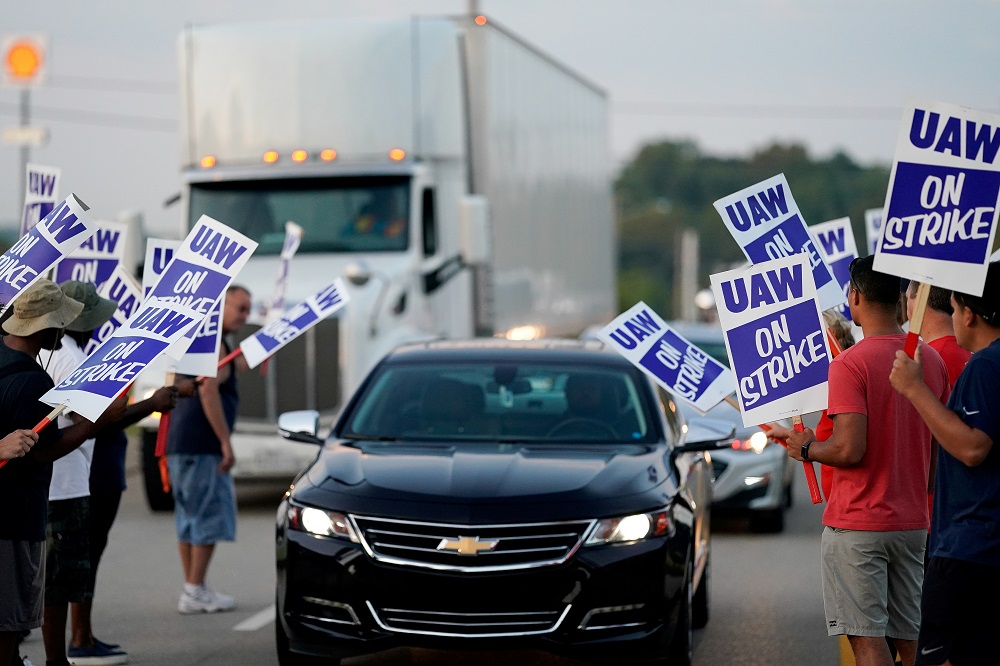 General Motors assembly workers picket outside the General Motors Bowling Green plant during the United Auto Workers (UAW) national strike in Bowling Green, Kentucky September 17, 2019. u00e2u20acu201d Reuters pic