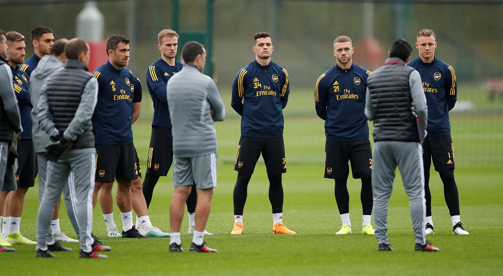  Arsenal manager Unai Emery speaks with Arsenal's Sokratis Papastathopoulos, Rob Holding, Granit Xhaka, Calum Chambers and Bernd Leno during training at the Arsenal Training Centre in St Albans October 23, 2019. u00e2u20acu201d Action Images via Reuters