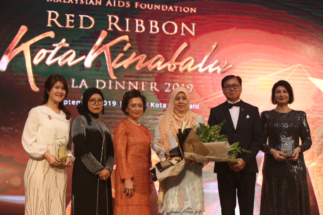 (L-R): Vivian Wong, Dr Zaiton Yahya, Prof Datuk Dr Adeeba Kamarulzaman, Toh Norlidah R.M. Jasni, Datuk Frankie Poon Ming Fung and Linda Pecoraro at the Red Ribbon Kota Kinabalu Gala Dinner on September 29, 2019. nn