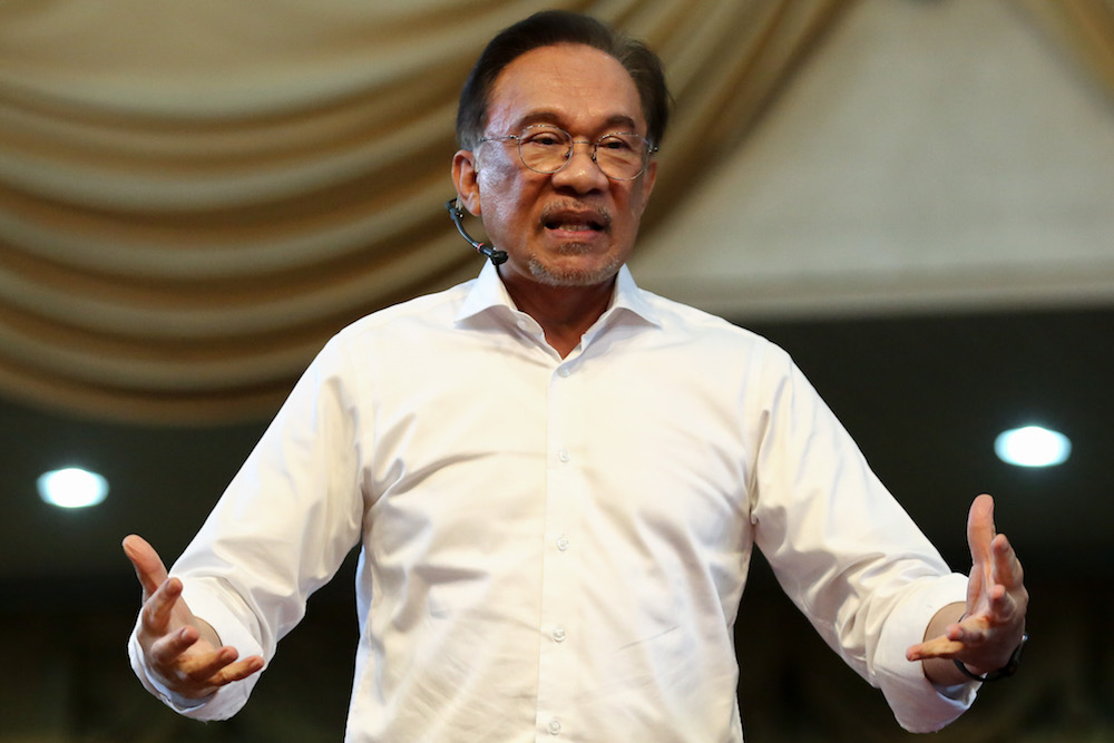 Datuk Seri Anwar Ibrahim addresses Uitm students in Shah Alam October 3, 2019. u00e2u20acu201d Picture by Yusof Mat Isa