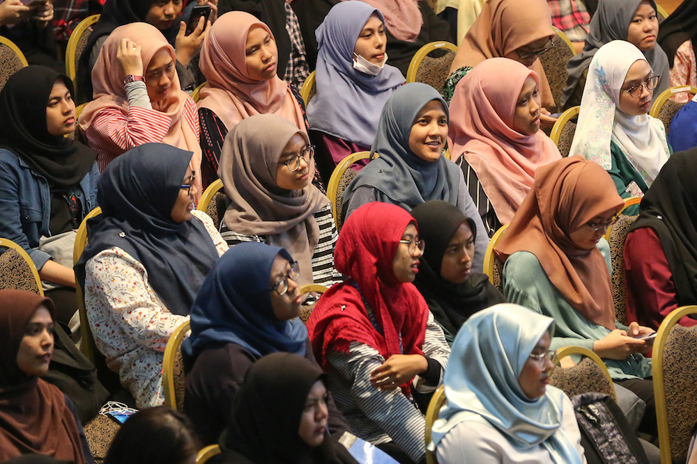 Students listen to Datuk Seri Anwar Ibrahim during the u00e2u20acu02dcMeet Anwaru00e2u20acu2122 programme at UiTM in Shah Alam October 3, 2019. u00e2u20acu201d Picture by Yusof Mat Isa