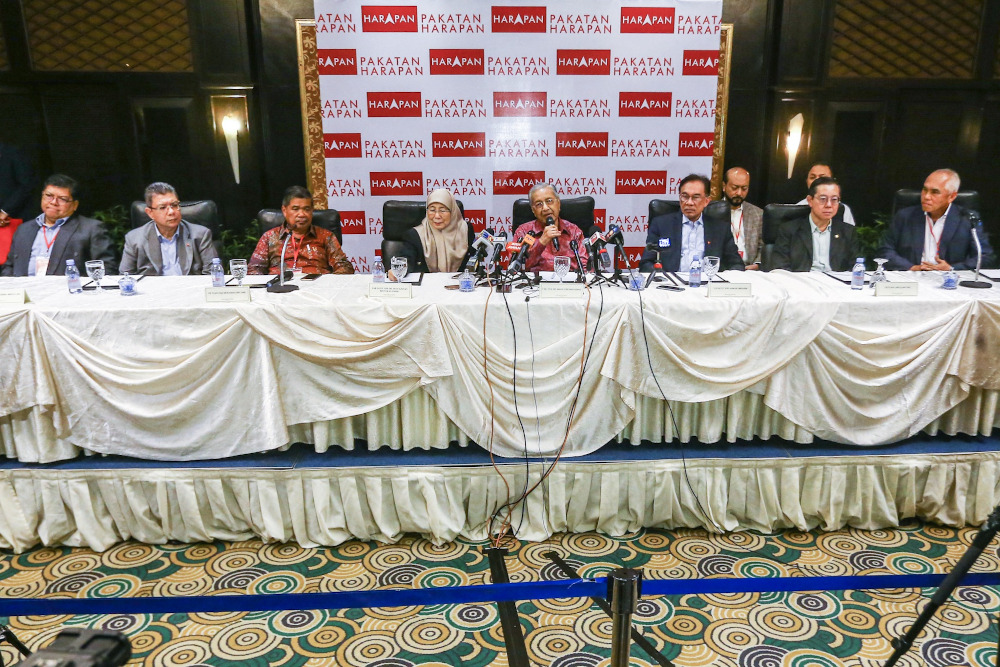 Tun Dr Mahathir Mohamad (centre) during a press conference with Pakatan Harapan and Warisan MPs in Shah Alam October 6, 2019. u00e2u20acu201d Picture by Hari Anggara