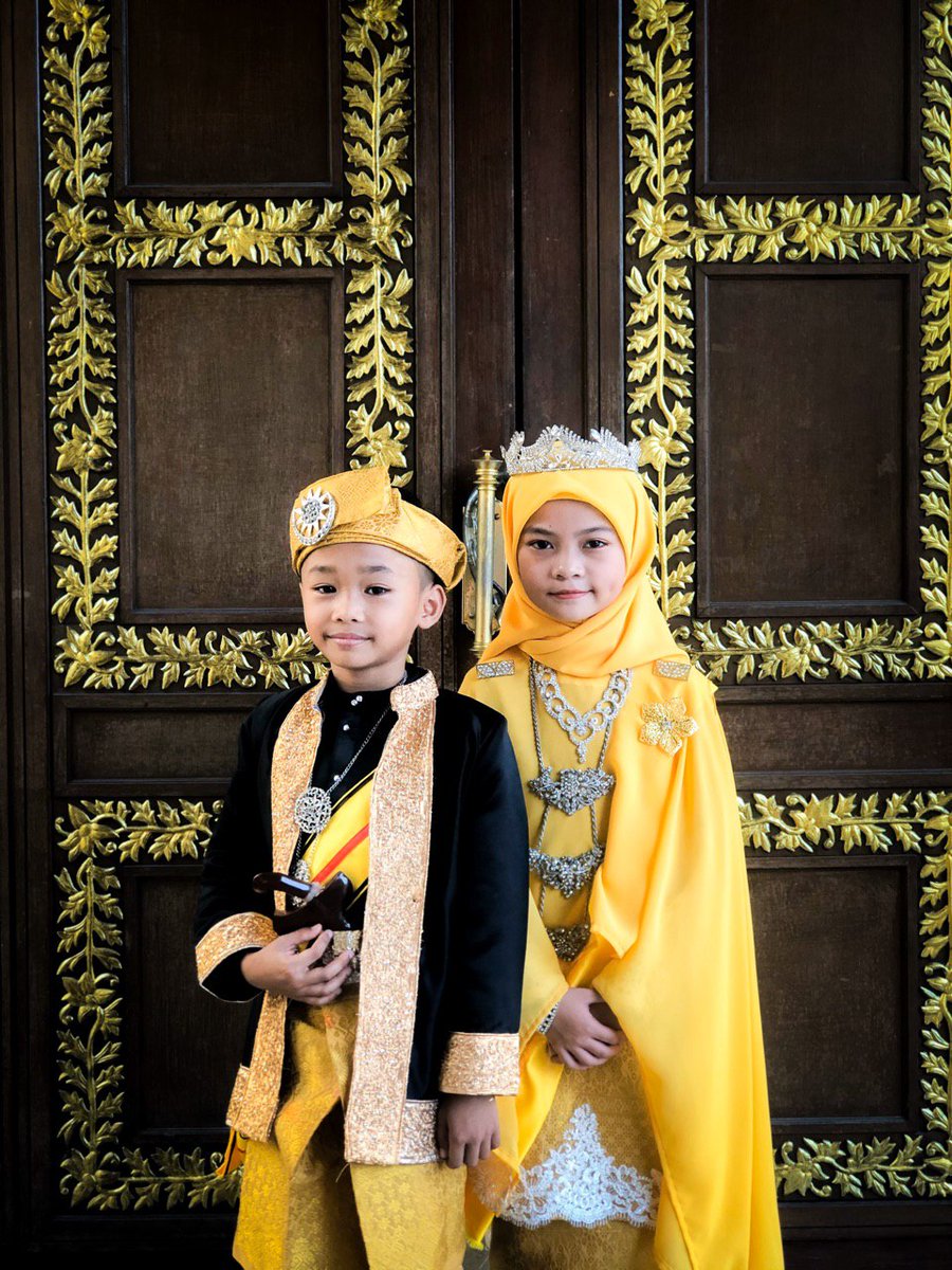The siblings travelled from Johor to Kuala Lumpur to visit the Royal Museum. — Picture via Twitter/weallhungry