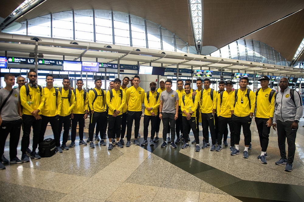 Head coach Tan Cheng Hoe (centre) and the Harimau Malaya squad take a group photo before departing for the Group G second round of the 2022 World Cup / 2023 Asian Cup qualifier in Hanoi October 7, 2019. u00e2u20acu201d Bernama pic