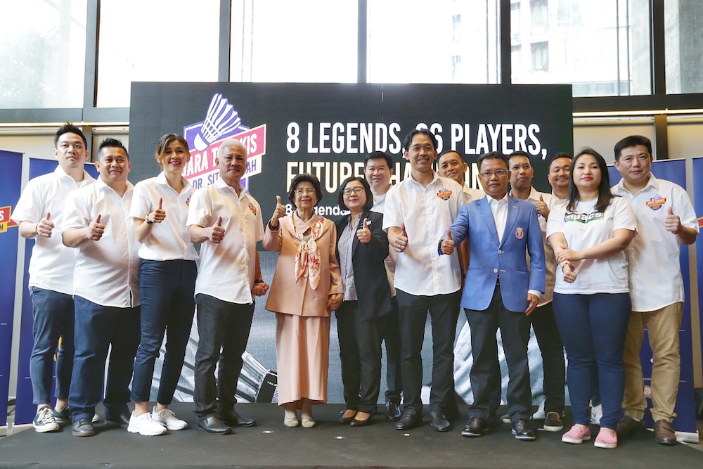 Tun Dr Siti Hasmah Mohd Ali and Malaysian badminton legend Rashid Sidek attend the u00e2u20acu02dcJuara Tangkis Juara Tangkis Tun Dr Siti Hasmahu00e2u20acu2122 ceremony in Petaling Jaya October 9, 2019. u00e2u20acu201d Picture by Ahmad Zamzahuri