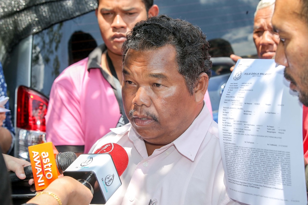 Mat Seri Pandak, a villager from Kampung Lawai in Jalong, Sungai Siput, speaks to reporters in front of the MACC office in Ipoh October 9, 2019. — Picture by Farhan Najib
