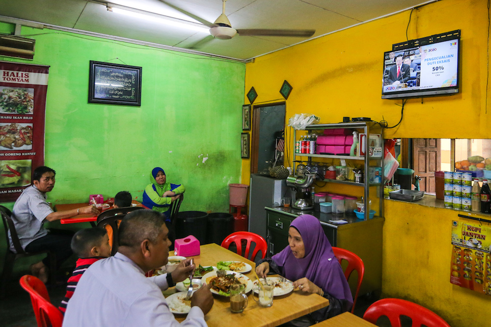 People watch a u00e2u20acu02dcliveu00e2u20acu2122 telecast of the tabling of Budget 2020 by Finance Minister Lim Guan Eng at an eatery in Kuala Lumpur October 11, 2019. u00e2u20acu201d Picture by Firdaus Latif