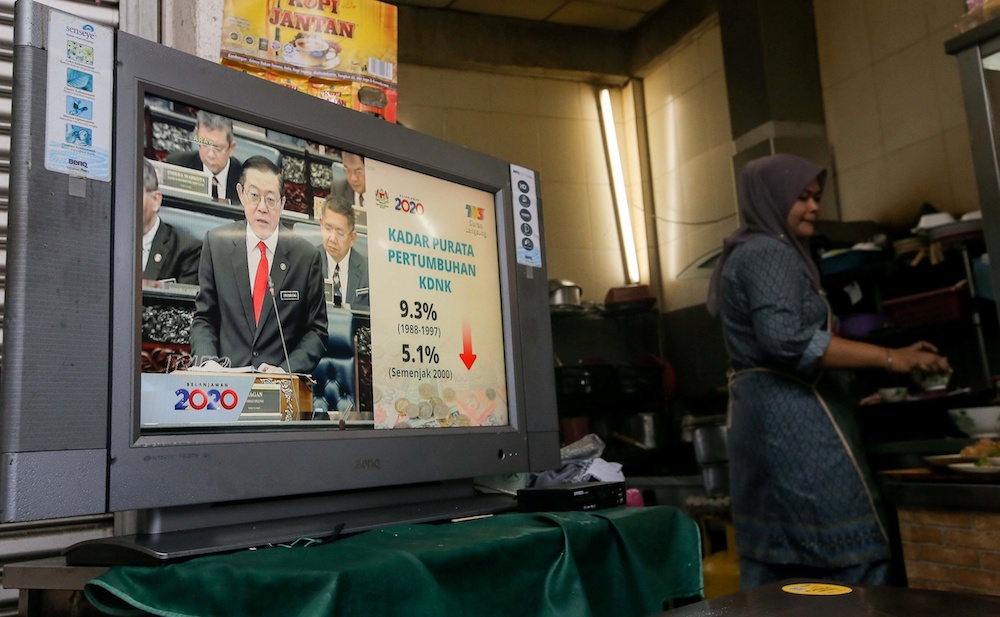 People watch the Budget 2020 speech by Finance Minister Lim Guan Eng u00e2u20acu02dcliveu00e2u20acu2122 at a restaurant in Medan Selera Medan Kidd in Ipoh October 11, 2019. u00e2u20acu201d Picture by Farhan Najib