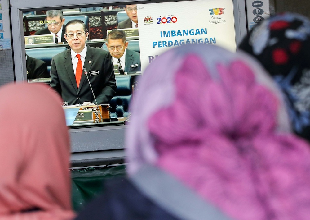 People watch the Budget 2020 speech by Finance Minister Lim Guan Eng u00e2u20acu02dcliveu00e2u20acu2122 at a restaurant in Medan Selera Medan Kidd in Ipoh October 11, 2019. u00e2u20acu201d Picture by Farhan Najib