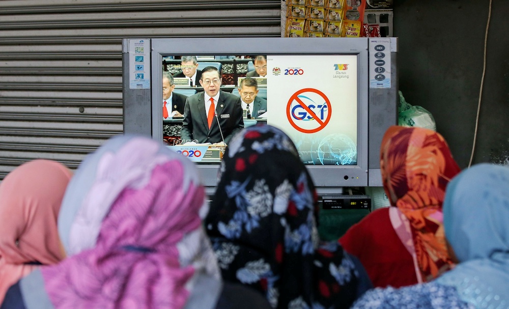 People watch the Budget 2020 speech by Finance Minister Lim Guan Eng u00e2u20acu02dcliveu00e2u20acu2122 at a restaurant in Medan Selera Medan Kidd in Ipoh October 11, 2019. u00e2u20acu201d Picture by Farhan Najib