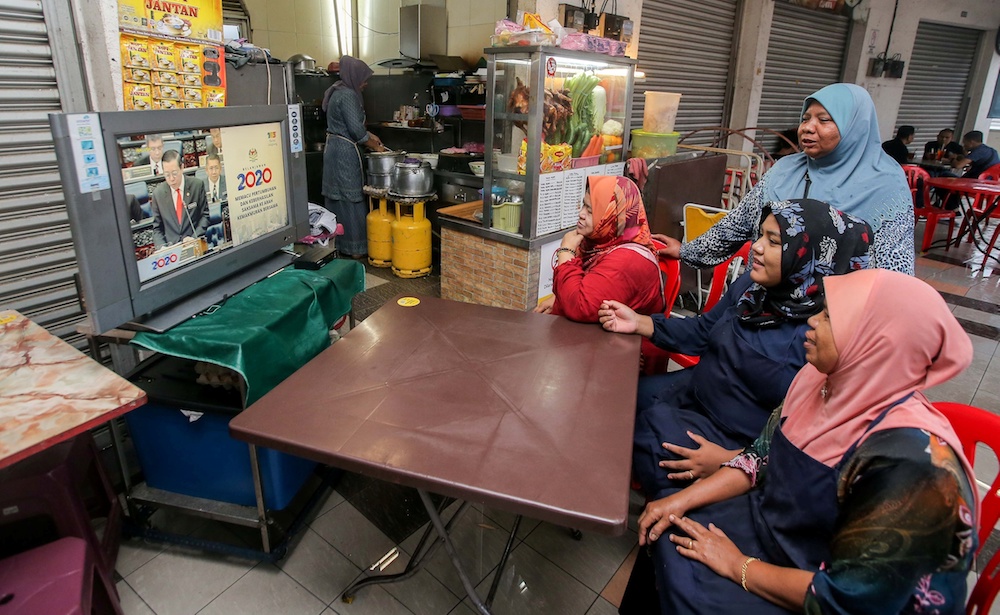 People watch the Budget 2020 speech by Finance Minister Lim Guan Eng u00e2u20acu02dcliveu00e2u20acu2122 at a restaurant in Medan Selera Medan Kidd in Ipoh October 11, 2019. u00e2u20acu201d Picture by Farhan Najib