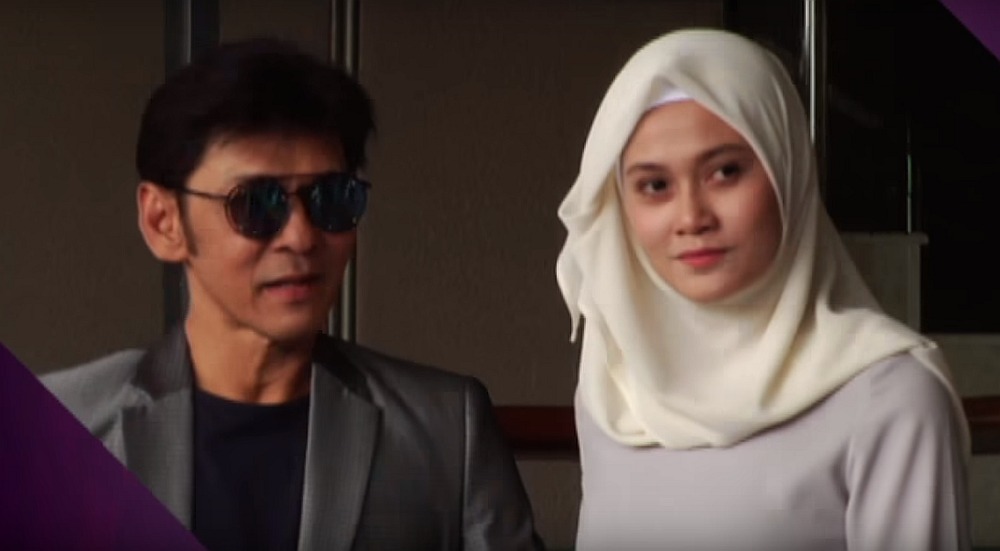 Datuk Jamal Abdillah, 60, and his wife Datin Zai Izzati, 25, welcomed a healthy baby girl into their family yesterday evening. u00e2u20acu201d Screen capture via Youtube/AstroAwani 