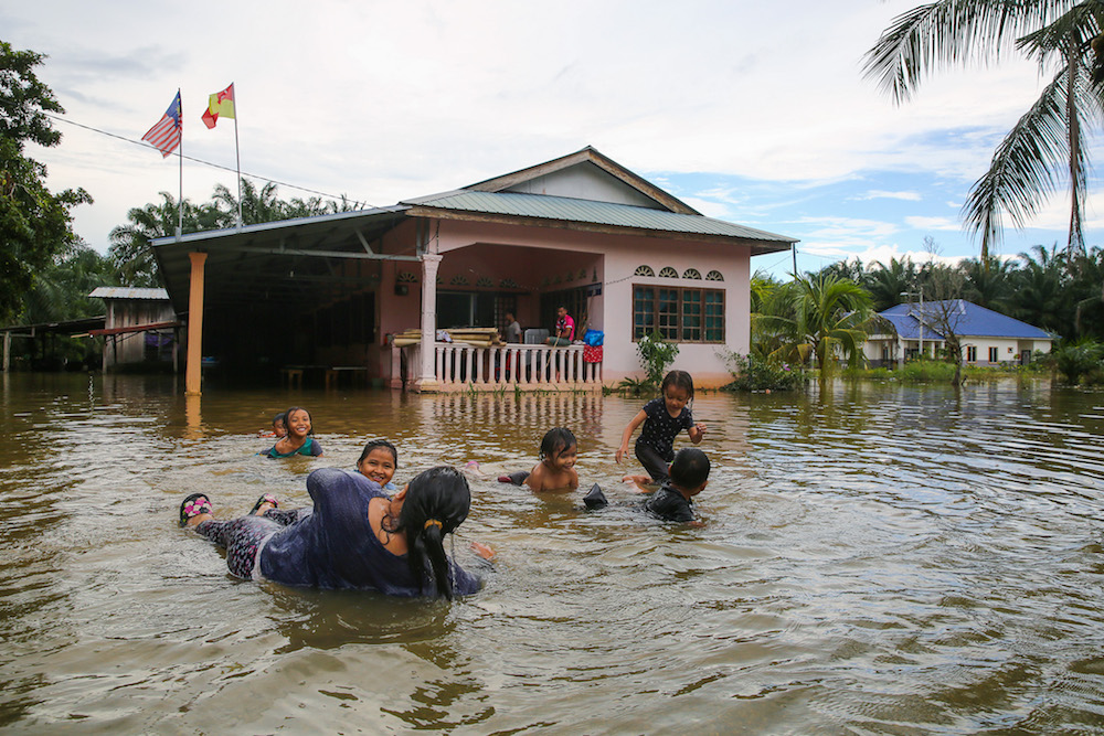 Children play in floodwater in front of their house in Kampung Parit Mahang, Jeram October 28, 2019. u00e2u20acu201d Picture by Yusof Mat Isa
