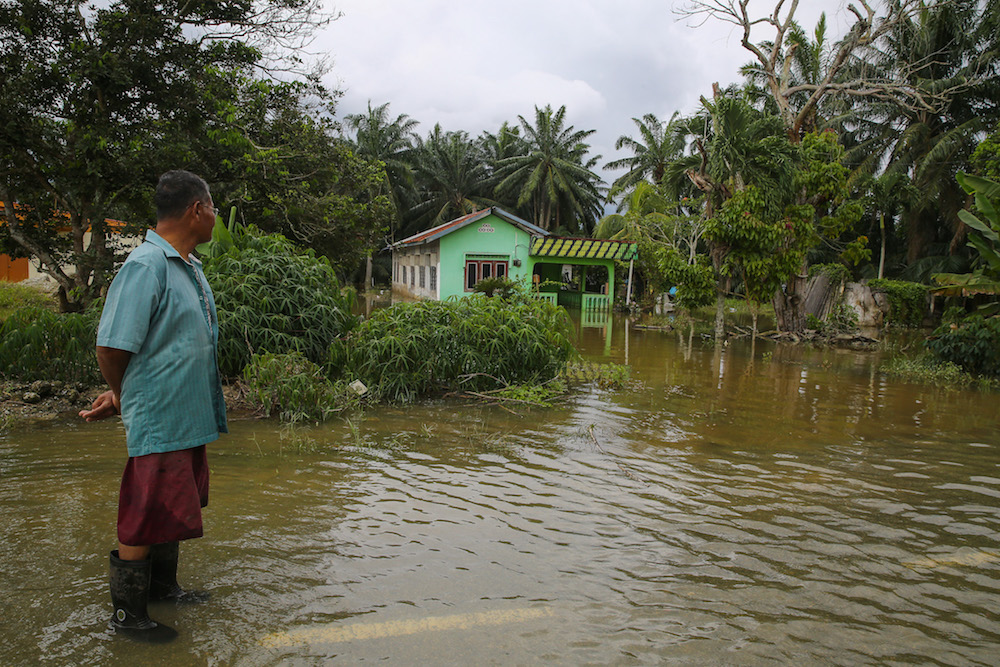 Mohd Misnan Lagiman checks on his home in Kampung Parit Mahang, Jeram October 28, 2019. u00e2u20acu201d Picture by Yusof Mat Isa
