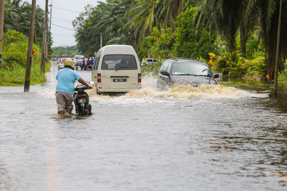 Motorists navigate a flooded road in Kampung Parit Mahang, Jeram October 28, 2019. u00e2u20acu201d Picture by Yusof Mat Isa