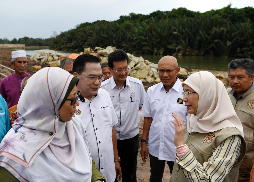 Deputy Prime Minister Datuk Seri Dr Wan Azizah Wan Ismail with Pahang Irrigation and Drainage Department Director Mohd Noor Bidin at the Sungai Belat RTB project in Kuantan October 28, 2019. u00e2u20acu201d Bernama pic