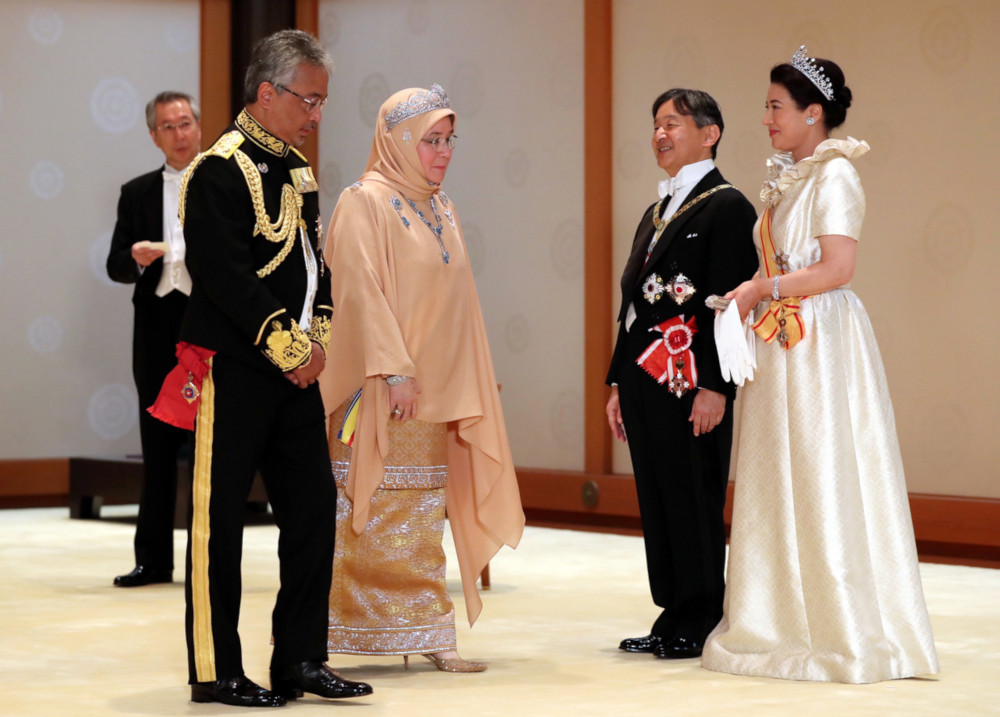 Yang di-Pertuan Agong Al-Sultan Abdullah Riu00e2u20acu2122ayatuddin Al-Mustafa Billah Shah and Raja Permaisuri Agong Tunku Hajah Azizah Aminah Maimunah Iskandariah at the Royal Banquet organised by Emperor Naruhito and Empress Masako at the Imperial Palace in Tokyo, 