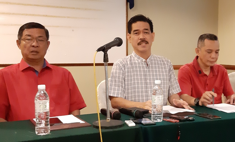 Former interim chairman of the Sarawak chapter of Bersatu Datuk Seri Azman Samaon (centre) speaks to reporters in Kuching October 5, 2019. u00e2u20acu201d Picture by Sulok Tawie