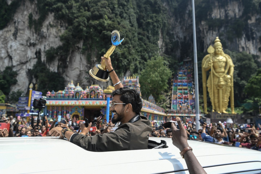 u00e2u20acu02dcBigg Bossu00e2u20acu2122 Tamil 3 winner Mugen Rao shows his trophy to fans at Batu Caves October 11, 2019. u00e2u20acu201d Bernama pic