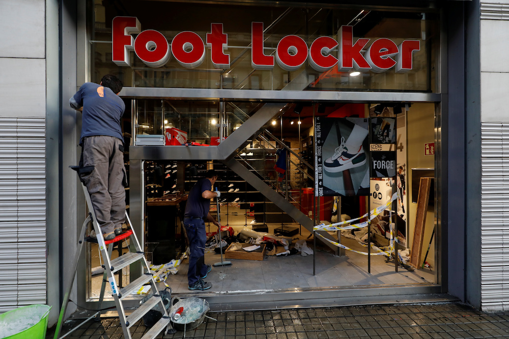 Workers repair a damaged shop after clashes during Cataloniau00e2u20acu2122s general strike in Barcelona, Spain, October 19, 2019. u00e2u20acu201d Reuters pic