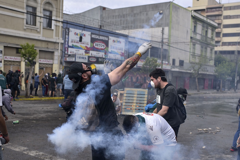 Demonstrators clash with security forces during a demonstration in Valparaiso, Chile October 27, 2019. u00e2u20acu201d AFP pic  