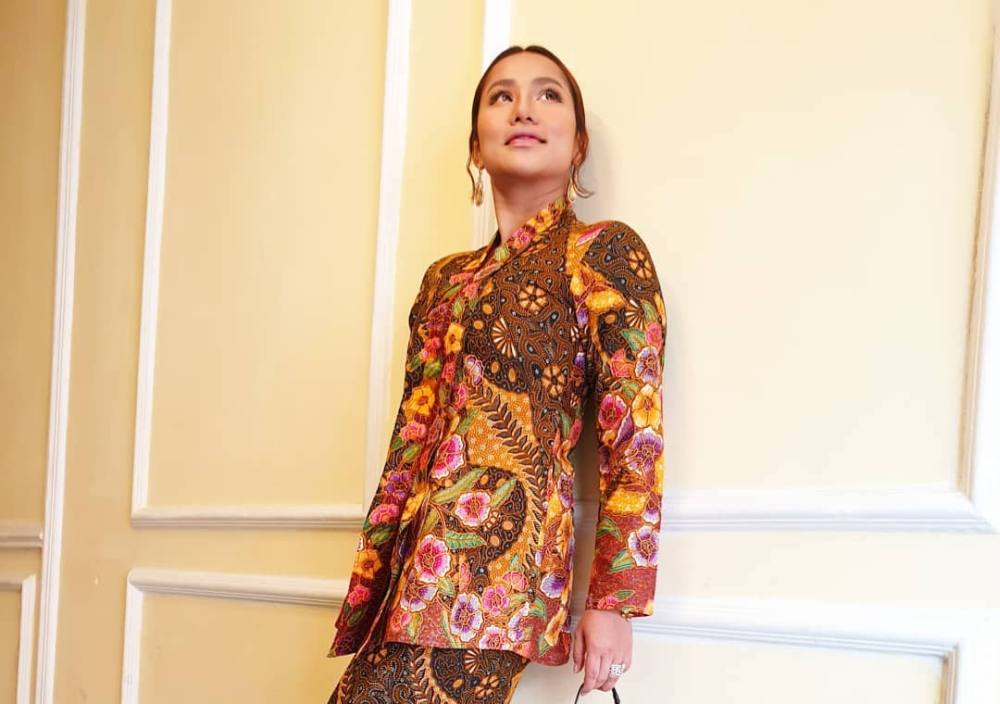 Elly managed to brush off the remark and continue hosting the event as normal. u00e2u20acu201d Picture via Instagram/iamellymazlein