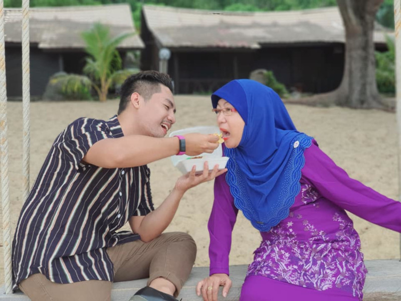 Muhammad Hasif and his mum spent quality time together by the seaside. — Picture from Facebook/momas.hasif