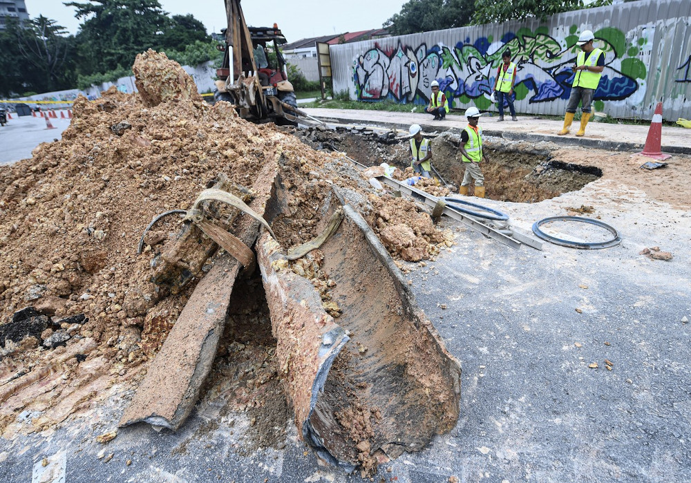 Air Selangor workers extract a broken water pipe at Jalan Universiti, Petaling Jaya October 2, 2019. u00e2u20acu201d Bernama pic